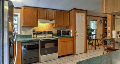 Ooltewah Cabin w/ Grill, Pool Table & Porch!