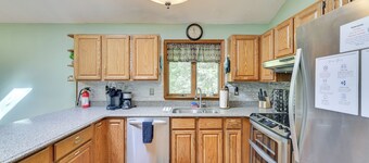 Ski, Hike & Stay Cozy: Family Cabin in Lake Ariel!