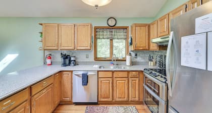 Ski, Hike & Stay Cozy: Family Cabin in Lake Ariel!