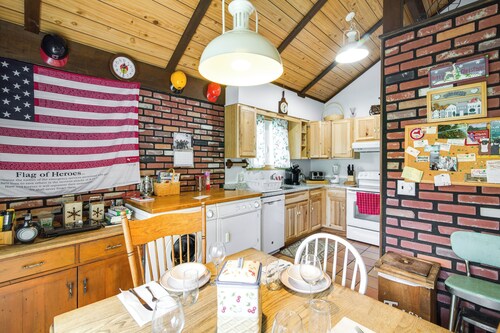 Hunter Hideaway w/ Yard & Deck: 3 Mi to Ski Slopes