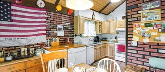 Hunter Hideaway w/ Yard & Deck: 3 Mi to Ski Slopes