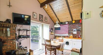 Hunter Hideaway w/ Yard & Deck: 3 Mi to Ski Slopes