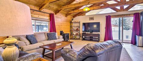 House (4 Bedrooms) | Living area | TV, fireplace, DVD player