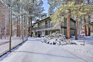 Apartment (2 Bedrooms) | Interior - Steps to Golf Course: Condo w/ Grill in Pinetop! (Pinetop)