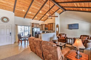 Apartment (2 Bedrooms) | Interior - Steps to Golf Course: Condo w/ Grill in Pinetop! (Pinetop)
