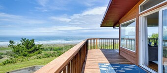 Mckinleyville Getaway w/ Hot Tub & Ocean Views!