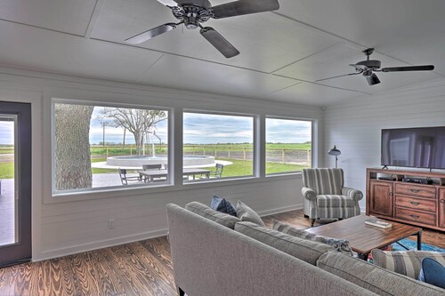 Fire Pit, Pickleball, Pool! Schulenburg Farmhouse