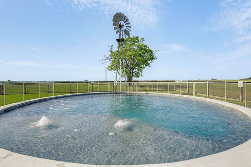 Fire Pit, Pickleball, Pool! Schulenburg Farmhouse