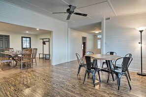 House (4 Bedrooms) | Interior - Fire Pit, Pickleball, Pool! Schulenburg Farmhouse (Schulenburg)