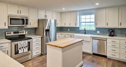 Pickleball Court & Pool: Schulenburg Farmhouse