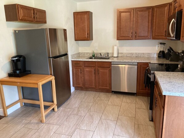 ثلاجة، ميكروويف، فرن، موقد طهي مسطح