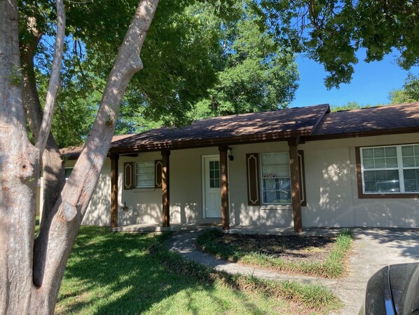 Exterior - 8 minutes to World Equestrian Center! Pet-friendly home that sleeps 8. (Ocala)