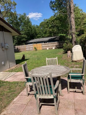 Outdoor dining - 8 minutes to World Equestrian Center! Pet-friendly home that sleeps 8. (Ocala)