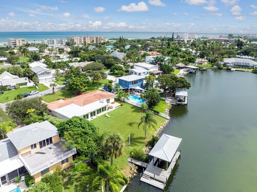 Waterfront Luxury Getaway!!! Steps to the beach, New Listing!