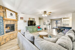 House (4 Bedrooms) | Living area - 1 Mi to Nau: High-country Home w/ Gorgeous Views! (Flagstaff)