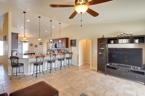 Pool, Hot Tub & Mtn Views: Lake Havasu City Home!