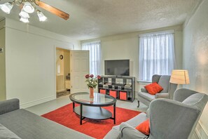 Living area - Charming Apartment in the Heart of Sault St Marie! (Sault Ste. Marie)