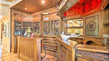 House (5 Bedrooms) | Interior