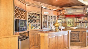 House (5 Bedrooms) | Interior