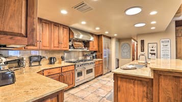 House (5 Bedrooms) | Interior