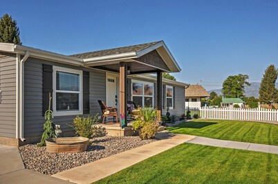 Rustic Chic Home: 10 Mi to Otter Creek State Park!