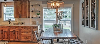 Rustic Chic Home: 10 Mi to Otter Creek State Park!