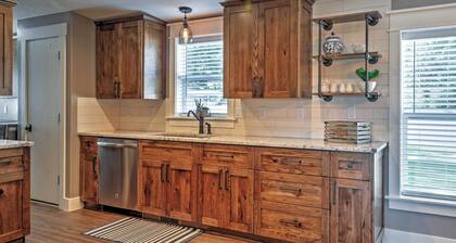 Rustic Chic Home: 10 Mi to Otter Creek State Park!