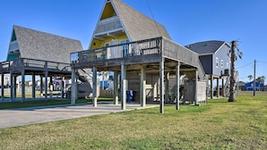 A beachfront house with a balcony, a covered porch, and a small deck area. - 2 Blocks to Surfside Beach: A-frame Home w/ Deck (Freeport)