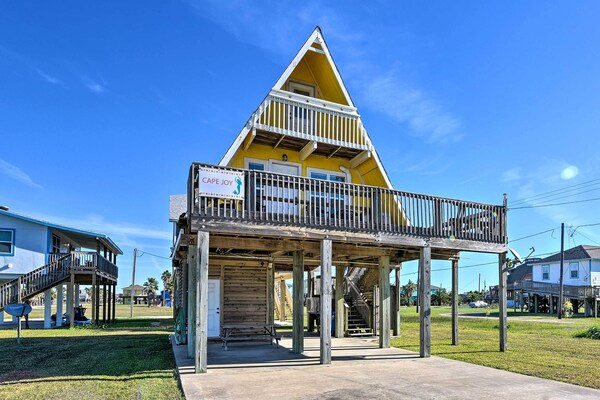 2 Blocks To Surfside Beach: A-frame Home W/ Deck - Surfside Beach, TX