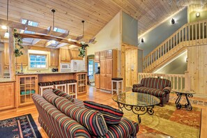 House (5 Bedrooms) | Interior