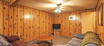Hot Tub + Mtn Views: Gore Pass Kremmling Cabin
