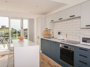 Geladeira, lava-louças, chaleira elétrica, torradeira