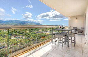 Outdoor dining - Maui Resort Rentals: Honua Kai Hokulani 930 - Extra Large 1BR w/ 9th Floor Mountain Vistas! (Lahaina)