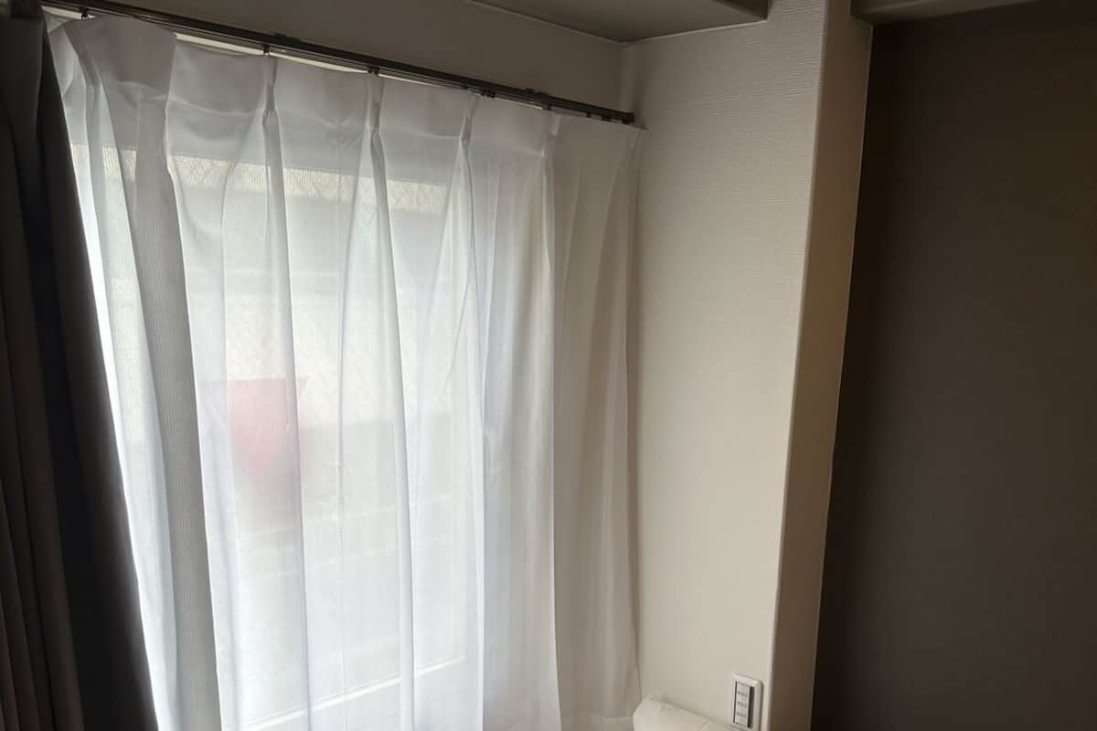 Soundproofing, free WiFi, bed sheets