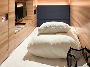 Cabin, Men only | Soundproofing, free WiFi, bed sheets