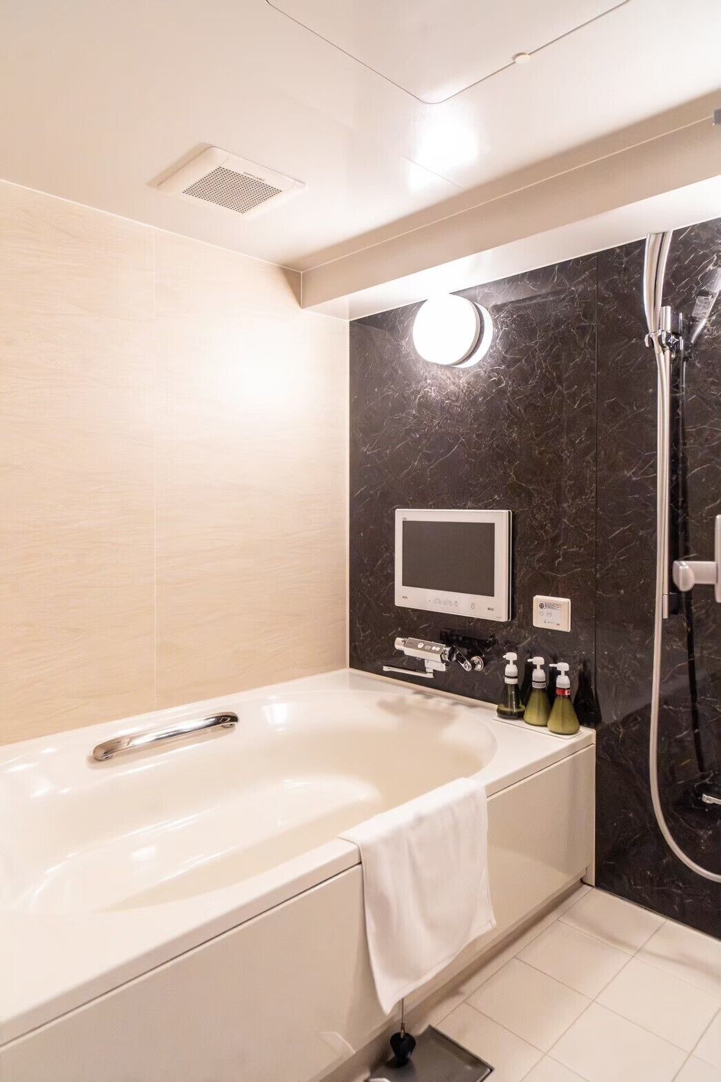 Luxury Studio Suite, Non Smoking | Bathroom | Towels