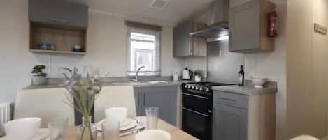 Réfrigérateur, four à micro-ondes, un four, surface de cuisson