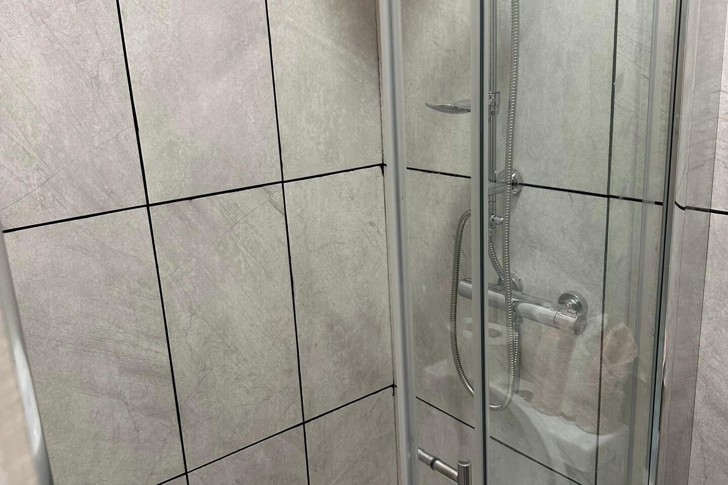Shower, towels