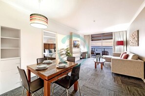 Premier-Apartment | Essbereich im Zimmer