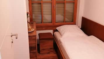 1 bedroom, bed sheets