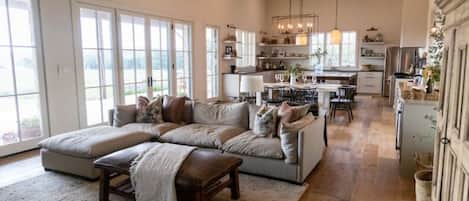 Smart TV, chimenea y estéreo