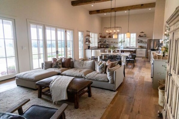 Smart TV, fireplace, stereo