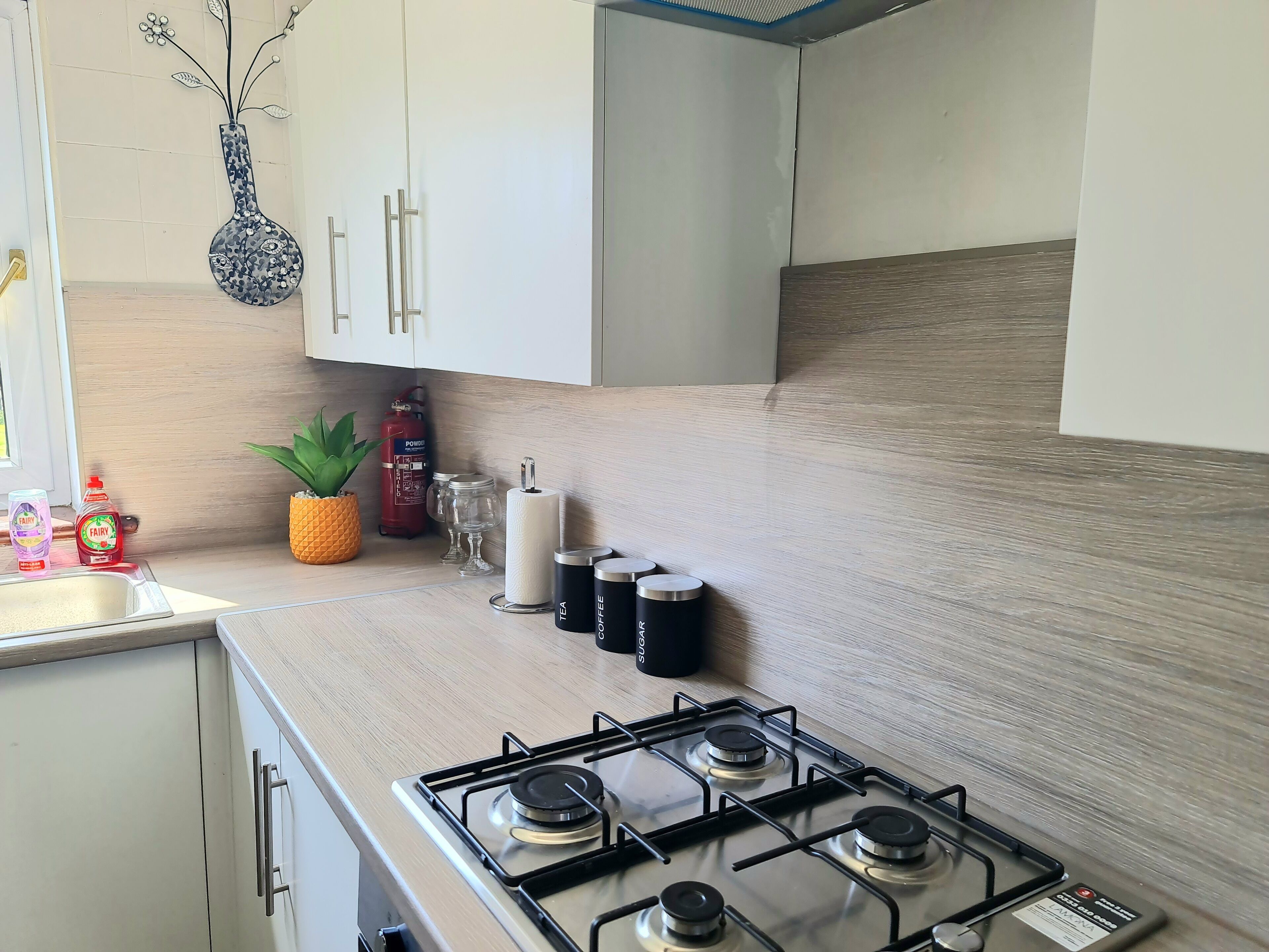 冷蔵庫、電子レンジ、オーブン、コンロ