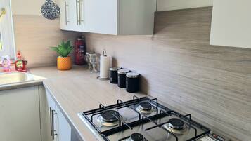 Kjøleskap, mikrobølgeovn, ovn og kokeplater