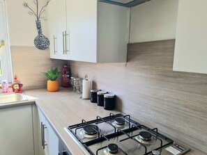 Fridge, microwave, oven, stovetop - Apartment Sleeps 7 Near Attractions (Dundee)