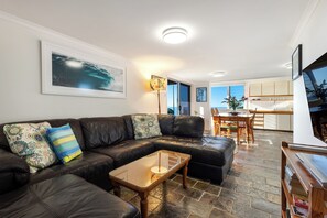 Smart TV, books - Spindrift Lowerdeck with Beach and Ocean views! Couples paradise 1 bed. (Yamba)