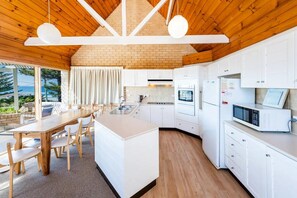 Fridge, microwave, oven, stovetop - Huge Ocean View apartment! Panoramic views.Wifi, linen, Smart TV+++ (Yamba)