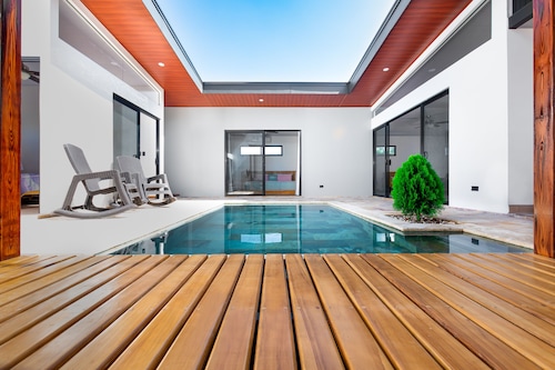 Coral House, 5 min to the beach-  fiber optic internet and swimming pool 