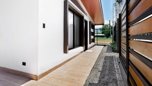 A modern building with a covered walkway, large windows, and a view of the outdoors. - Coral House, 5 min to the beach-  fiber optic internet and swimming pool  (Uvita)