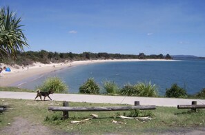 Beach nearby - DELUXE 2 bed, 1.5 bath townhouse! Central location,  spacious, wifi, garage (Yamba)